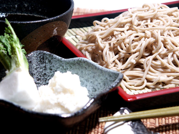 すりおろした辛味(からみ)だいこんでたべるおそばは格別!おそばの本来のうまみを引き立たせる薬味です!